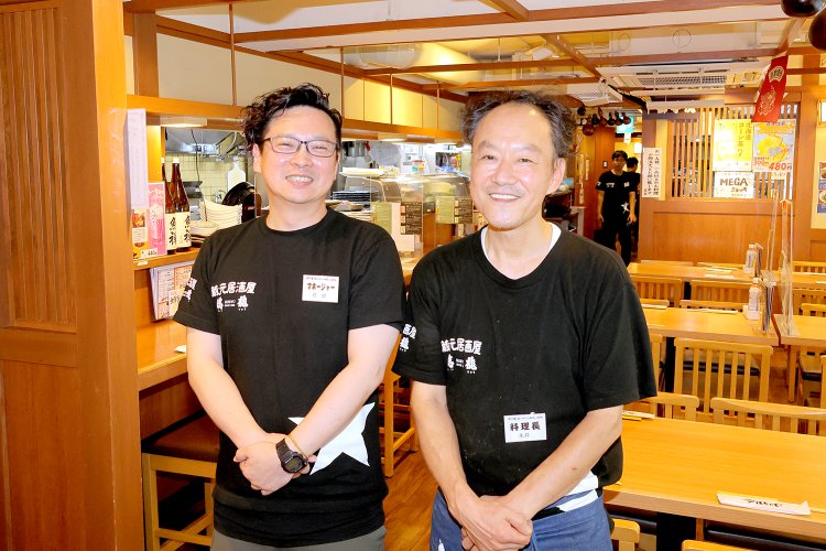 左はマネージャーの芹澤由浩さん。右は料理長の永井俊夫さん。永井さんは調理経験40年の超ベテランだ。