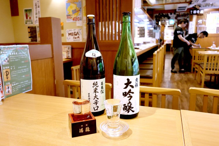 清龍酒造の日本酒。左は「清龍」純米大辛口【伝】 、右は大吟醸。