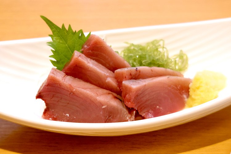 気仙沼産の鰹の刺し身638円。