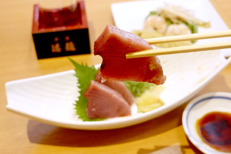 日本酒には刺し身が本当によく合う。幸せを感じるひと時。