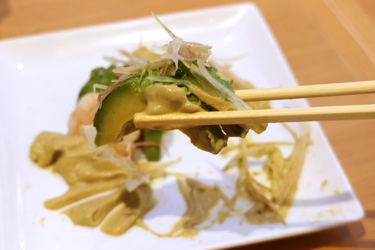 アボカドと蟹みそソース、さらにみょうがの組み合わせは絶妙だ。