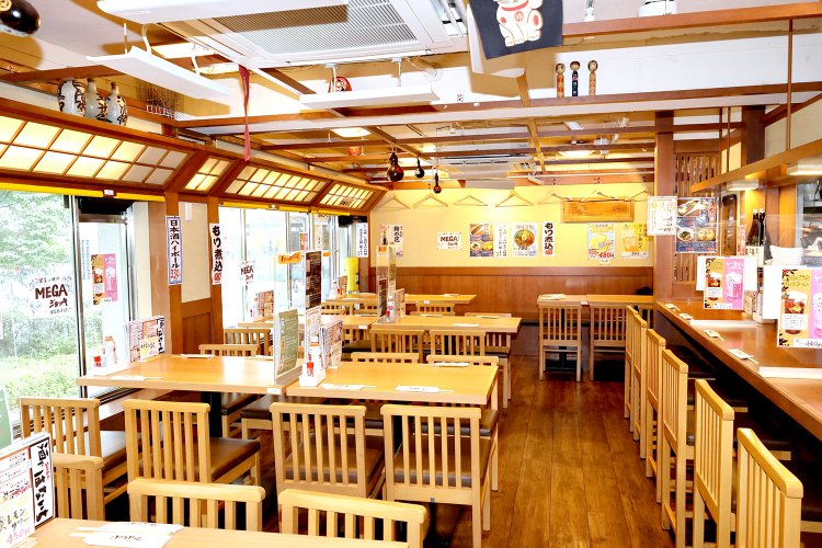 2階は入って左にカウンター席とテーブル席が並ぶ。ゆったりと開放的だ。