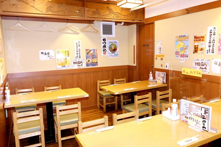 右にもテーブル席が並ぶ。