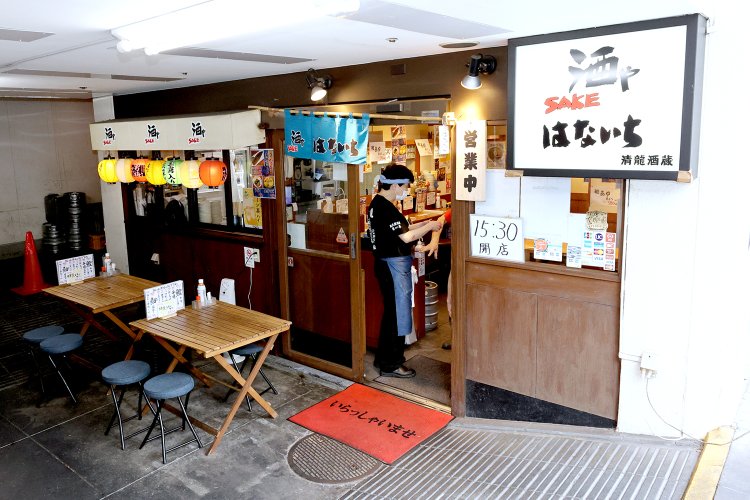 こちらは1階席の入り口。店頭のテーブルでも飲める。