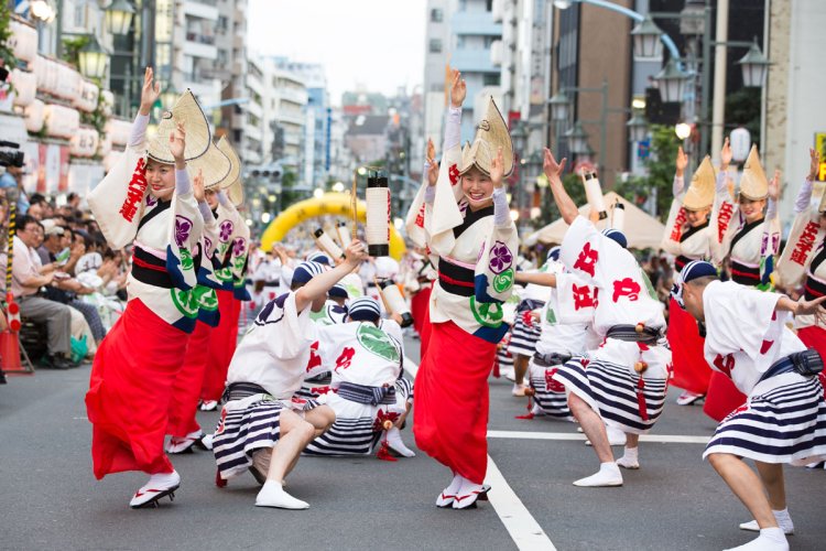 連ごとに個性ある踊りを繰り広げる。