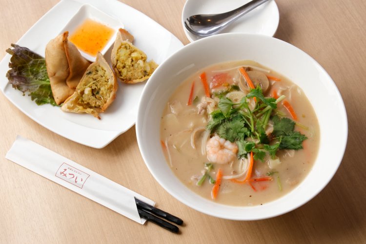 トゥッパ麺（中辛）1320円、豚ひき肉などを包んで揚げたサモサ2個850円。