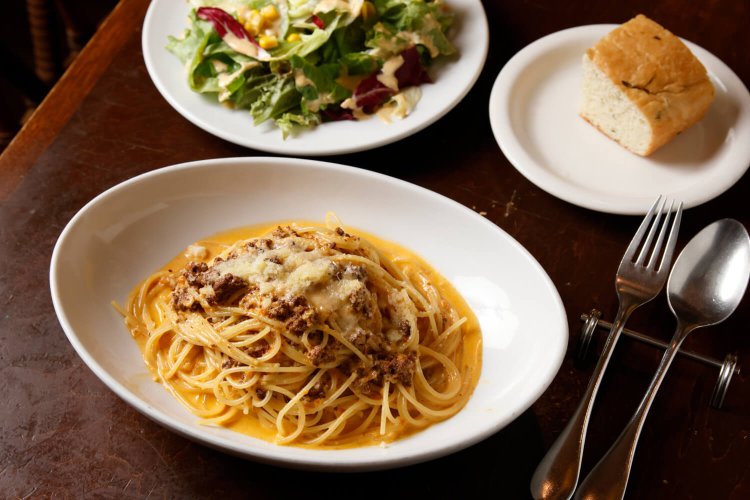 ルナの特製ミートソースのランチ1330円（サラダ、自家製パン、ドリンク付き）。