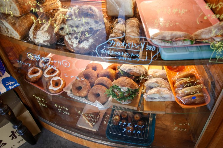 パンやドーナツ、サンドなどが並ぶショーケース。バインミーサンドはサラダとドリンク付きで1500円。ほか、カンパーニュなど大きいパンはグラム単位の量り売りだ。