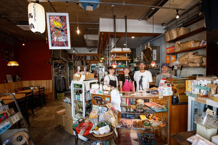 店主の髙橋さんと妻・ネイトさん（中央2人）がスタッフたちと和気あいあいと営む。