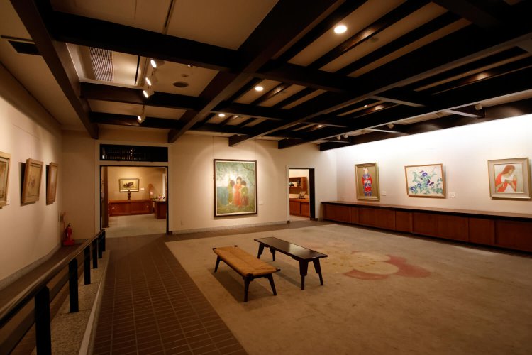 大きな蔵造りの美術館。展示室は椅子もありじっくり鑑賞できる。