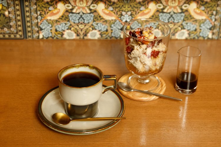 田柄クラシックブレンド500円。are（アレ）700円はオートミールをココナツミルクなどで煮込んだデザート。