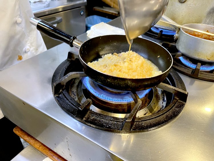 ご飯に卵、生クリーム、エビとマッシュルームをよく混ぜて塩コショウで味付け、バターを熱したフライパンで焼く。