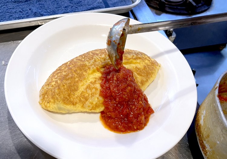 ニンニクが香るトマトソースをたっぷりかけて完成だ。