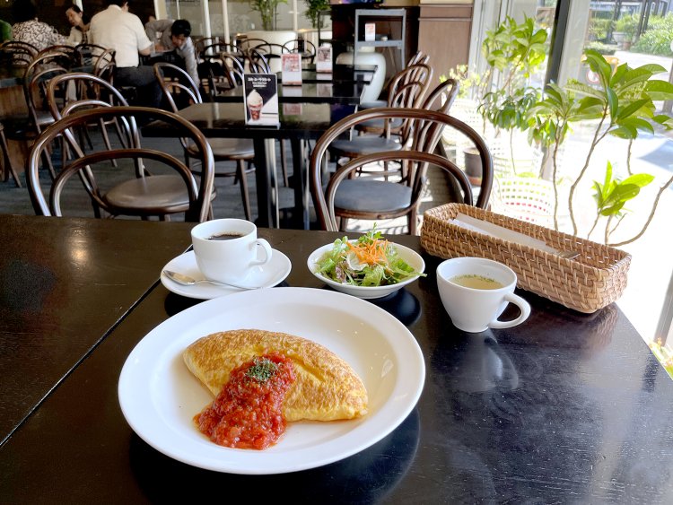 びっくりオムライス、このクオリティで1050円ということにまず驚いた筆者。だってここ、有楽町の駅前ですよ!?