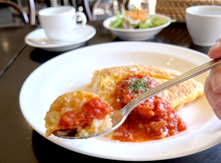 お米ひと粒ひと粒に卵が絡み、トマトソースが全体の味を引き立てている。