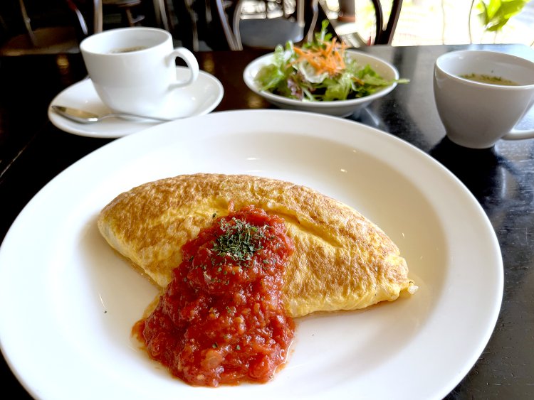 平日ランチのおすすめ、びっくりオムライス1050円。