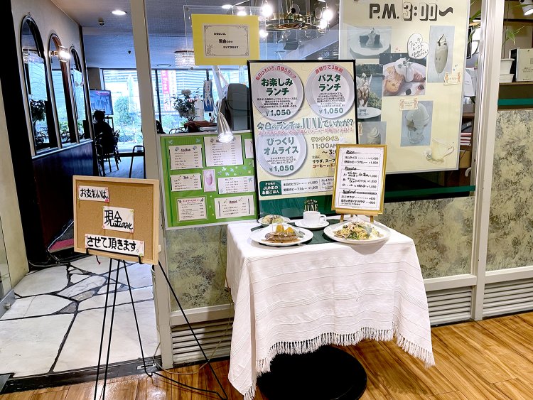 店頭にあるランチのサンプルがすごくおいしそう！ 