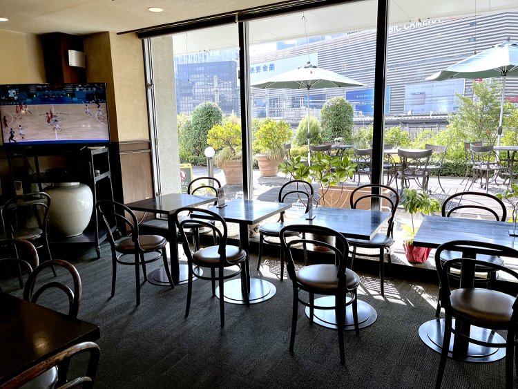 窓が広く自然光がたっぷり注ぎ込む店内。テラス席もある。