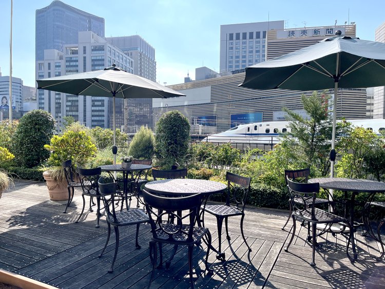 外のテラス席は走り抜ける新幹線が見える絶景スポット。テラスに出られるのは16時30分まで。