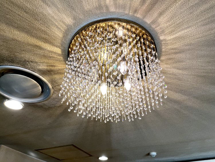 先代が美容室で使用していた1点もののシャンデリアを喫茶店で再利用。「レトロで貴重なものだけど、毎年掃除をするのが大変なの」。