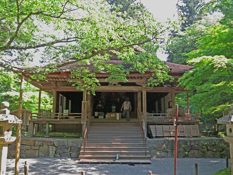 国宝の阿弥陀三尊像を安置する往生極楽院。