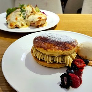 絶品のブリュレ風パンケーキを、シガールでおなじみの「ヨックモック」本店のカフェ『BLUE BRICK LOUNGE』で味わう〜黒猫スイーツ散歩 原宿表参道編16〜