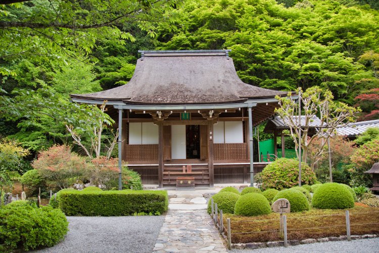 本堂は2000年に火災で焼失したが、2005年に往時の姿で再建。