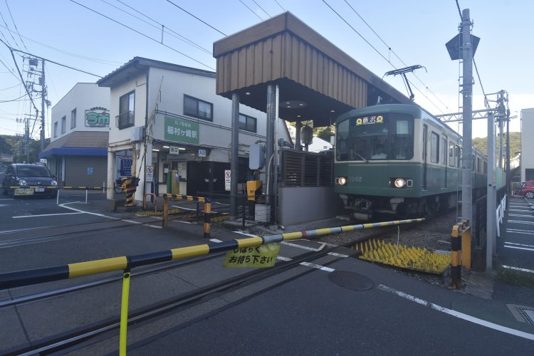 稲村ヶ崎駅では改札を出たら踏切を渡らず、右の小径を辿る。