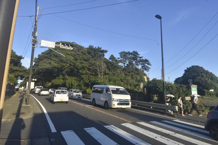 現在は国道が稲村ヶ崎を切り裂いているが、昔は越えるのが難しい岬であった。