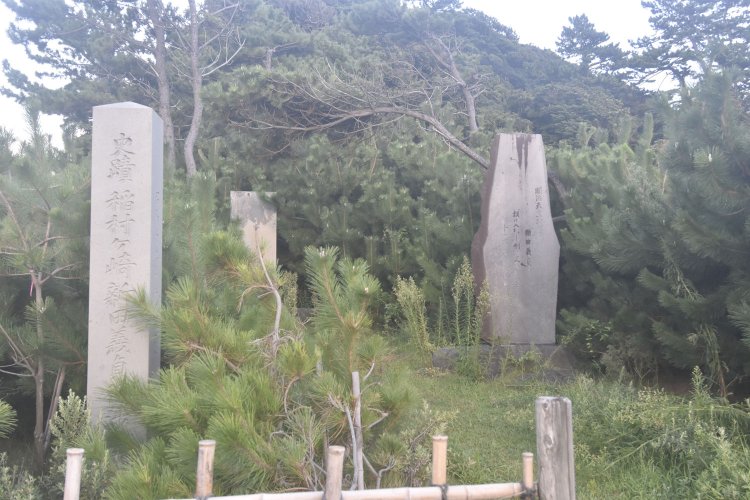 稲村ヶ崎に立つ「新田義貞徒渉伝説地の碑」。新田軍はここから海岸沿いに鎌倉へ攻め入った。