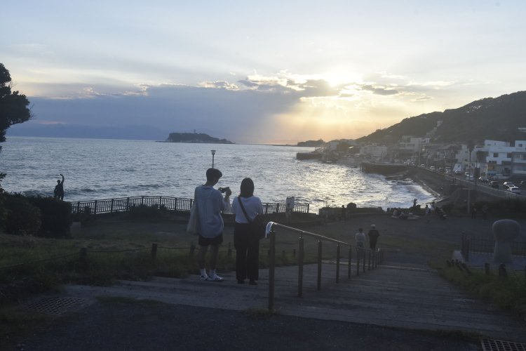 稲村ヶ崎で落日を迎えると、夏の終わりから秋にかけては江の島に太陽が沈み、じつに絵になる光景が味わえる。