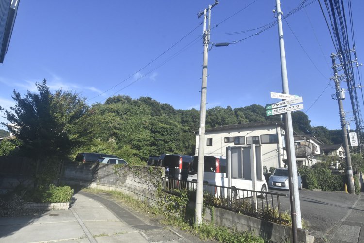 大仏切通と佐助稲荷へのハイキングコース入り口を示す案内板。