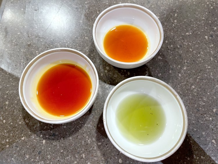 時計回りに、少し明るいオレンジ色をしているのは香りが良く前菜に使用するラー油、緑色をした山椒油は爽やかな香りやシビレの効果、濃いオレンジ色は辛味があり麻婆豆腐に使用するもの。