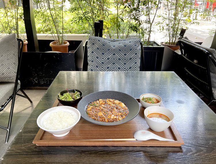 麻婆豆腐にはよだれ鶏、サラダ、ごはんと日替わりのスープがついてくる。