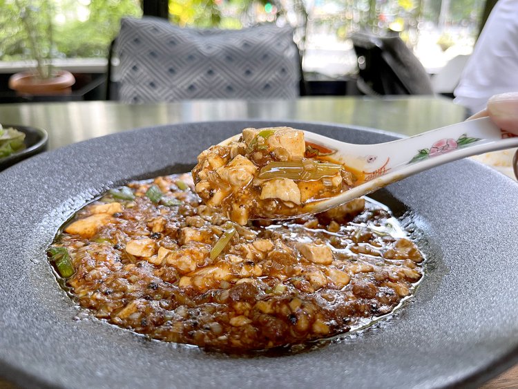 色こそ真っ赤だが、意外にもマイルドな口当たり。だが、食べ進めていくうちに少しずつ口がヒリついてくる。