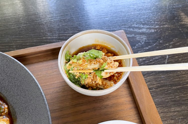 ランチについているよだれ鶏は香りや食感も楽しい一品。単品のランチメニューも人気だ。