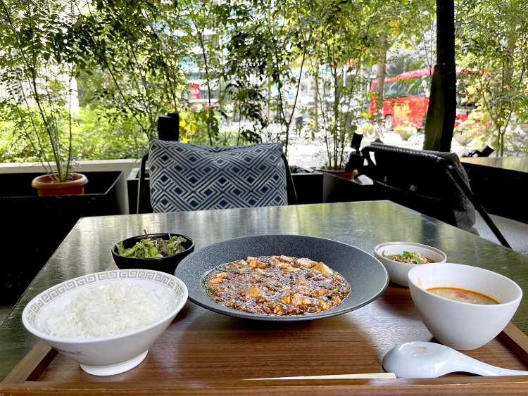 ランチプレート麻婆豆腐1650円。自家製のラー油と山椒油が使われている。