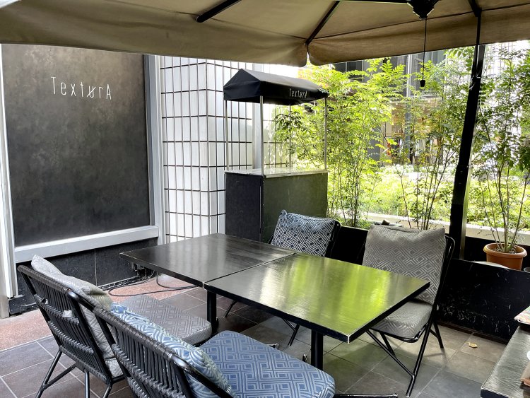 緑に囲まれたテラス席は、都会の中のオアシスだ。