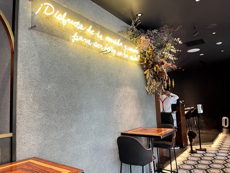 シックで洗練された店内の入り口。大きなスワッグも魅力的。