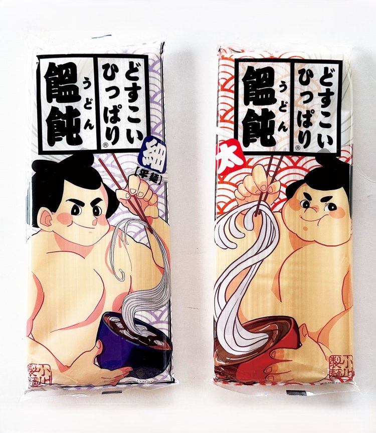 大鍋からひっぱり出し、サバ缶＋納豆＋麺つゆで食べる地元食・ひっぱりうどんも相撲柄。小川製麺の「どすこいひっぱり饂飩（うどん）」（細・太麺）。
