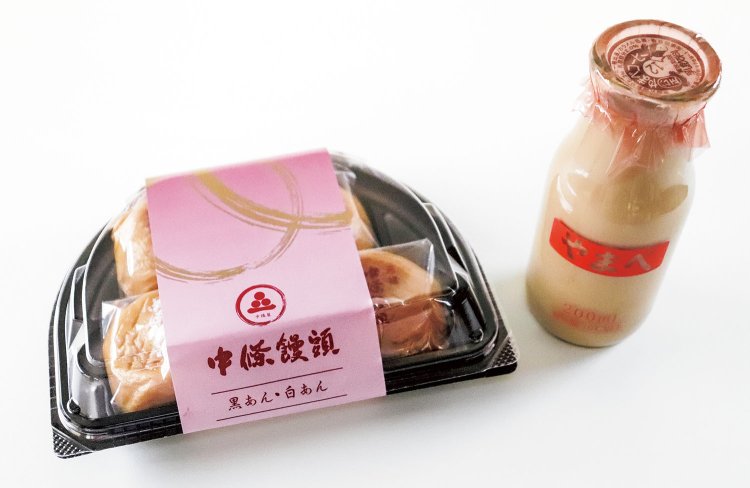 旅のおやつに食べたい、老舗『中條屋』の「中條饅頭」黒あん白あん5個入りと、地元「やまべ牛乳」の「やまべコーヒー」（瓶）。