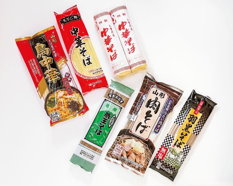 地元好みのそば、中華麺が豊富な乾麺コーナー。