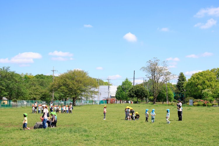 都立城北中央公園には芝生のリンゴ広場や奈良時代の住居を復元した栗原遺跡（下）が。