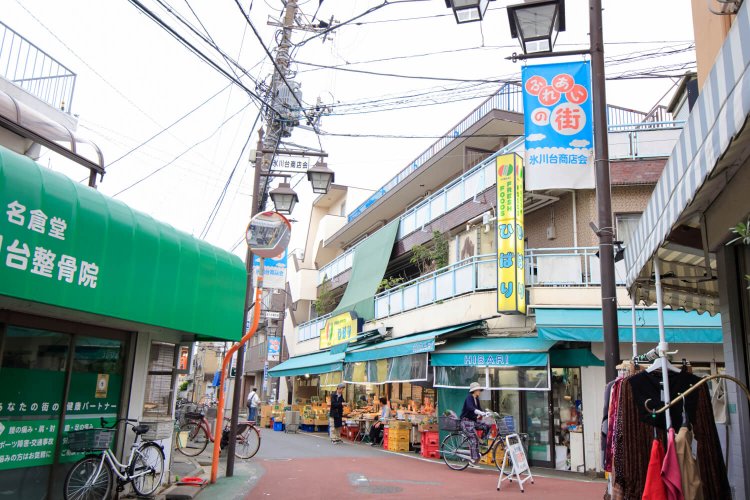 鮮魚に花、野菜に総菜などが買える氷川台商店会。