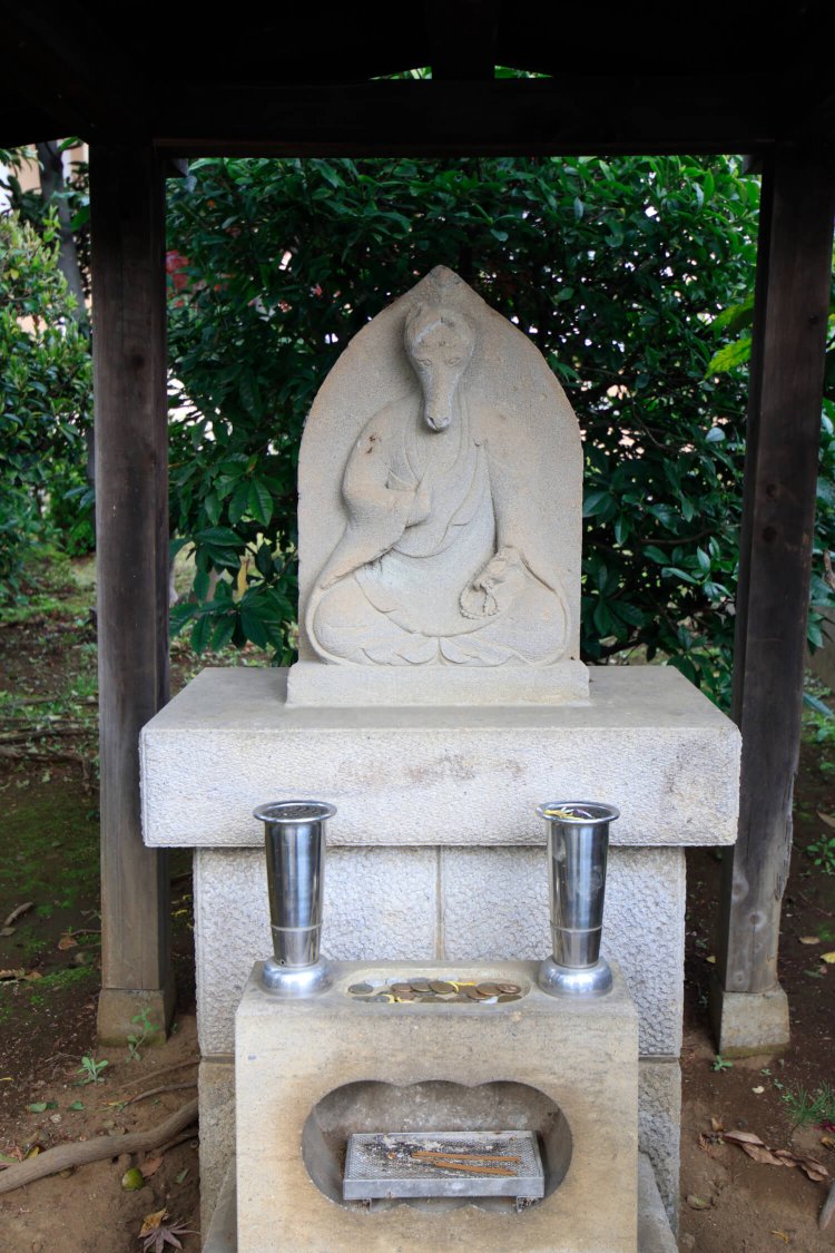 本壽院の馬頭観音は衣を着て数珠を持った珍しいもの。