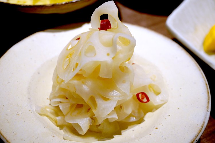 新蓮根 甘酢漬け780円。見事なまでに薄～くスライスされ、ほんのり辛みが効いている。