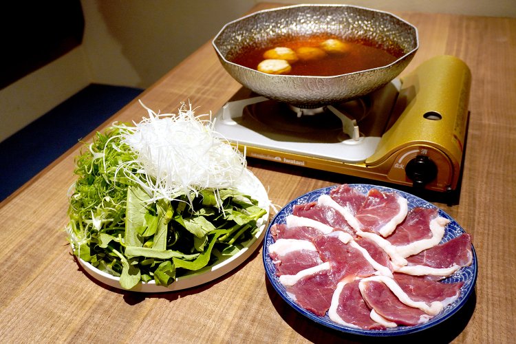 合鴨とお野菜のしゃぶしゃぶ2人前3580円～。合鴨は肉厚でやわらかく風味豊か。