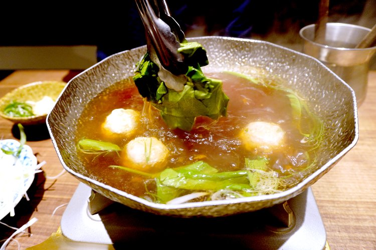 しゃぶしゃぶの野菜は季節ごとに内容が変わる。野菜のおかわりは730円～。