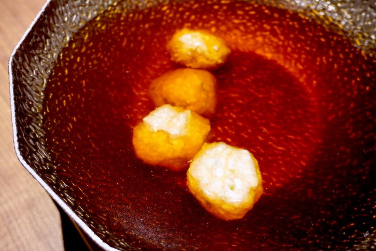 しゃぶしゃぶの出汁は風味豊かで上品な味わい。ふんわり食感の鶏つくねもうまい。