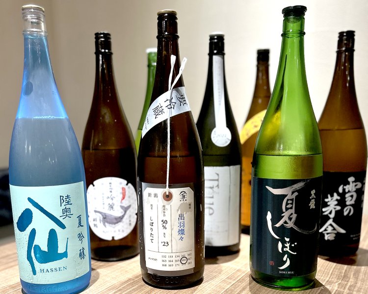 日本酒は全国各地の銘柄を取り揃え、燗酒のセレクトにもこだわりが見られる。